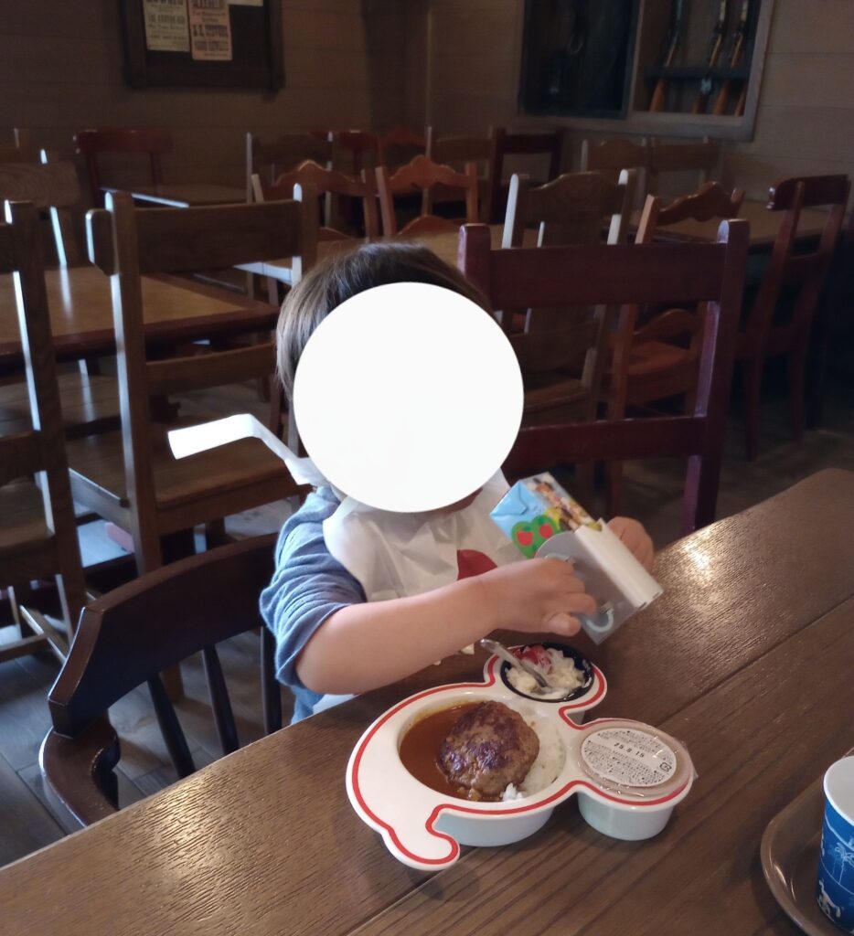 男の子がハンバーグカレーを食べている